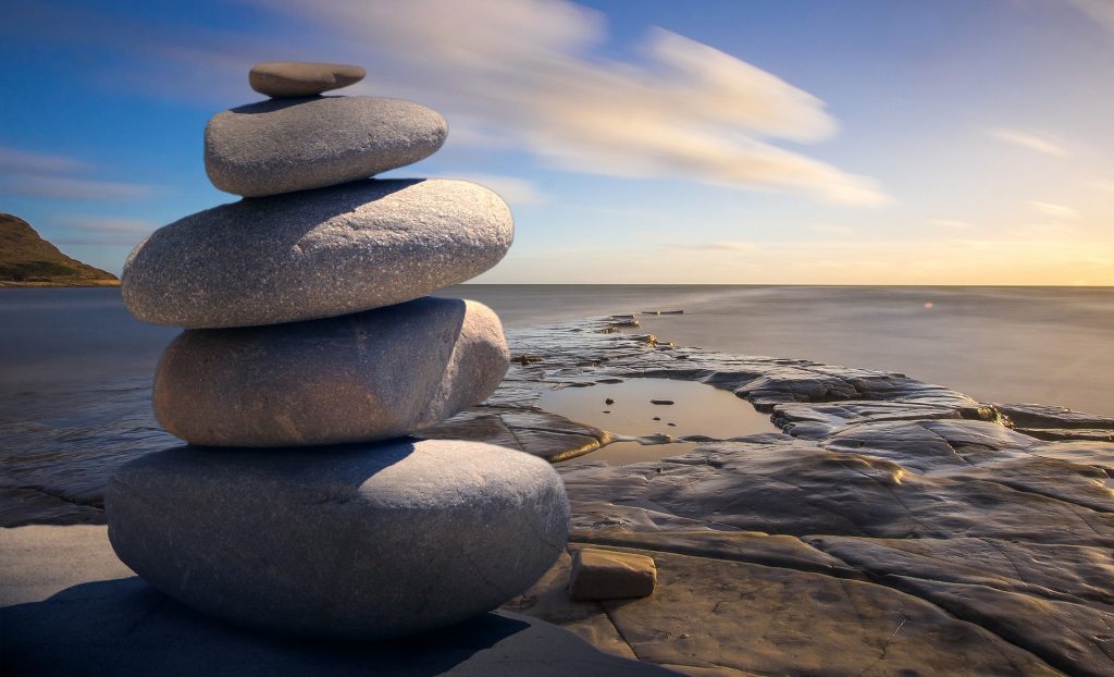 kivikeko rauhallisella rannalla